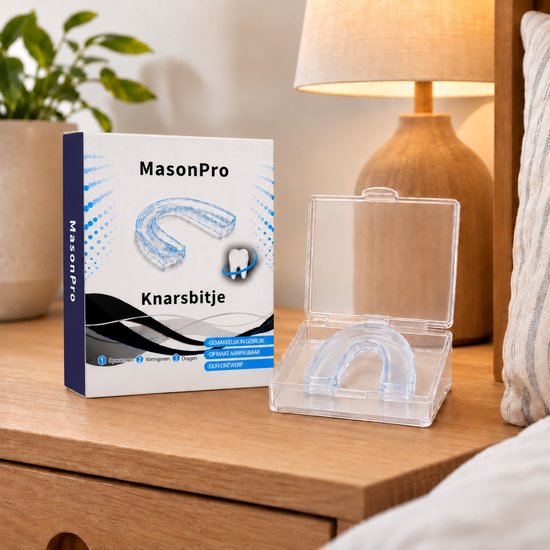 MasonPro knarsbitje in geopende doorzichtige opbergdoos, naast de verpakking. Wit met blauwe details.