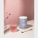 Blauwe pot Mattisson Marine Collageen Blend naast een glas roze drankje en een gouden lepeltje.