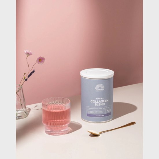 Blauwe pot Mattisson Marine Collageen Blend naast een glas roze drankje en een gouden lepeltje.