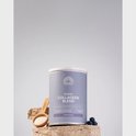 Blauwe pot Mattisson Marine Collageen Blend met houten schepje en bosbessen op steen.