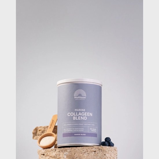 Blauwe pot Mattisson Marine Collageen Blend met houten schepje en bosbessen op steen.