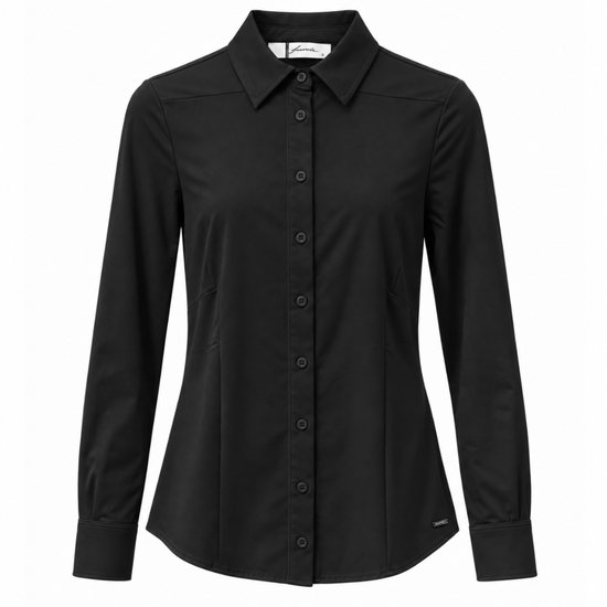 Zwarte lange mouwen blouse met drukknoopjes en een opstaande kraag. De blouse is getailleerd.
