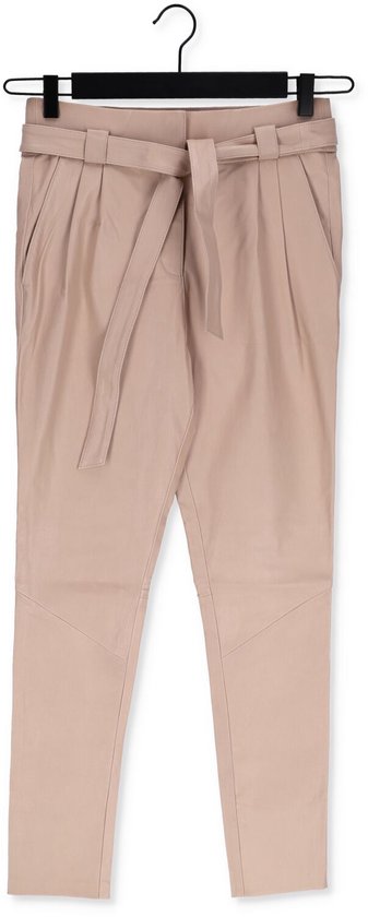 Lichtbruine stretch broek met strikceintuur en deelnaden op de benen.
