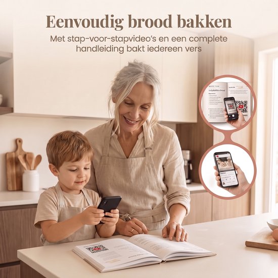 Vrolijke oma met kleindochter die elk met een smartphone naar een scherm kijken. Een receptenboek ligt open.