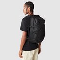 Man met een zwarte The North Face rugzak, van achteren gezien.