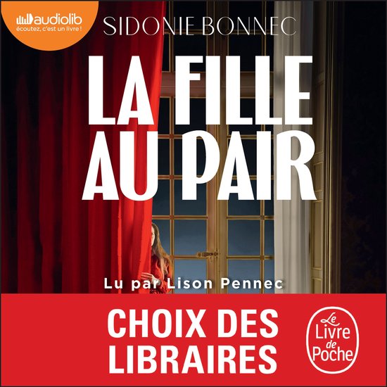 De cover van het audioboek "La Fille au pair" door Sidonie Bonnec. Een vrouw staat achter een rode gordijn voor een raam. "La Fille au pair" staat in grote witte letters.