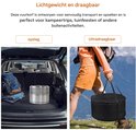 Lichtgewicht en draagbare zilverkleurige vuurkorf in een auto en gedragen door een persoon met draagtas, ideaal voor buitenactiviteiten.
