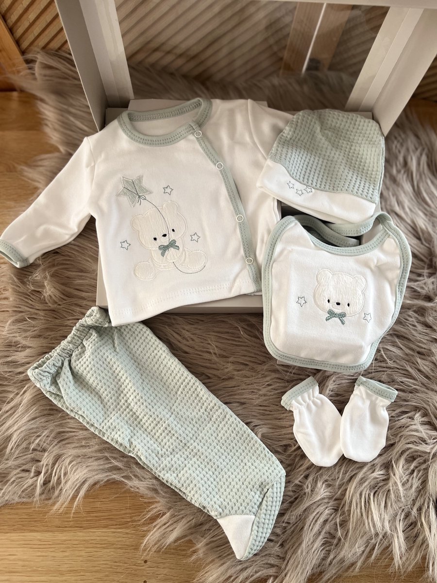 Luxe geschenkdoos-5 delige set- Baby pak -dooppakje-kraamcadeau-new born-fotoshoot-babyshower- 100% organic cotton -maat 56 vanaf geboorte tem 3 maanden-licht blauwgroen kleur-berenmotief