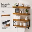 Houten wandplanken met metalen frame, met planten, zeepdispensers en toiletrollen.
