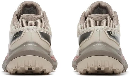 Achterkant van beige Merrell trailschoenen met een taupekleurige zool en rode accenten.