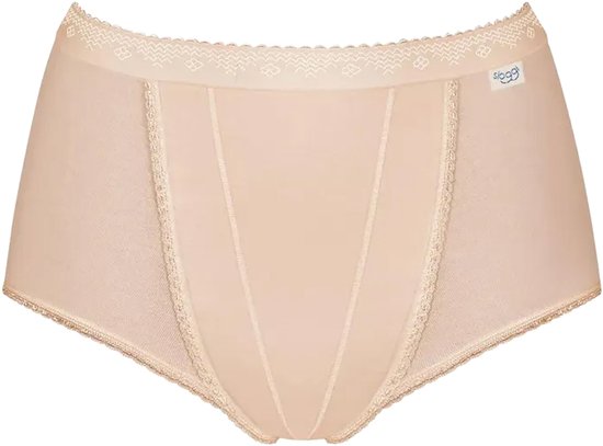Slip maxi transparent beige en mesh avec détails en dentelle et étiquette de marque. Porté par un mannequin.