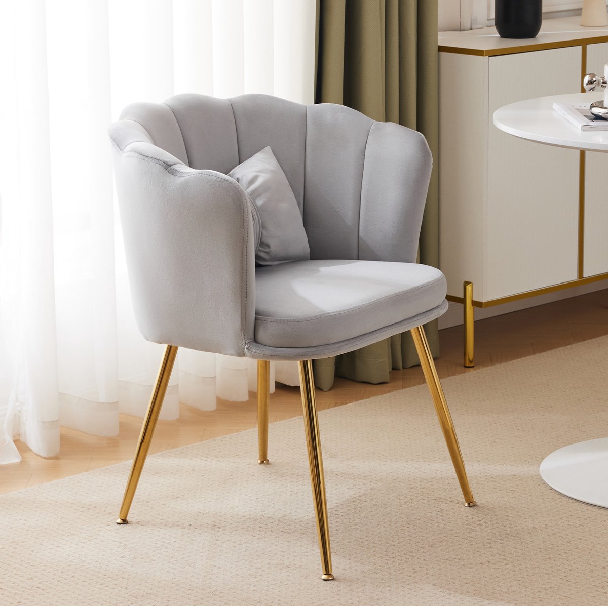 MEUNIQ Fauteuil van grijs fluweel met bloemblaadjesrugleuning, armleuningen, kussen en gouden metalen poten voor woonkamer of slaapkamer