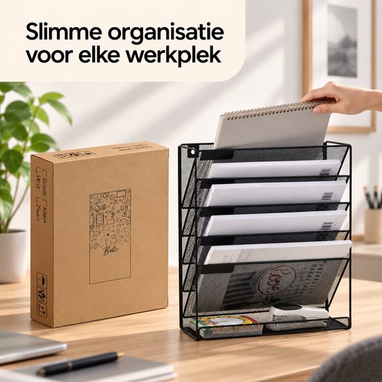 Zwarte metalen wandorganizer met papieren, naast een gesloten kartonnen doos.
