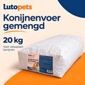 Een grote zak van 20 kg luto pets konijnenvoer gemengd.