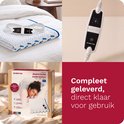 Elektrische onderdeken met blauwe voetjesprint en een witte controller met 3 warmtestanden.
