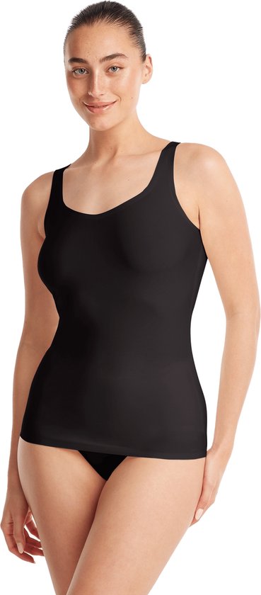 Dames singlet, de voorkant van een model in het zwart. Gericht op ondergoed.