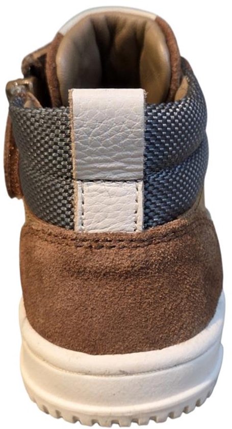 Achterkant van een bruine halfhoge sneaker met donkerblauwe en grijze textielaccenten.