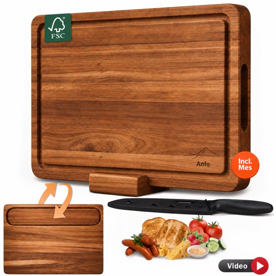 Houten snijplank met groef, een inklapbare standaard, een mes, en een selectie van worstjes, kaas, brood, tomaten, komkommer en aardbeien.