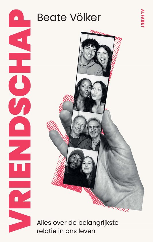 Boek 'Vriendschap' met een hand die een strook foto's vasthoudt van verschillende koppels en groepen vrienden.