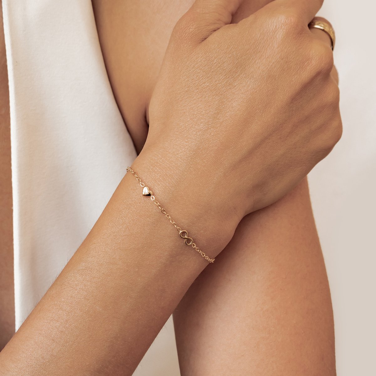 Hey Happiness Infinity Hart Armband Dames - RVS 18K Goud Verguld - Minimalistische Armband - Waterproof - Verstelbaar - Valentijnscadeau Voor Haar