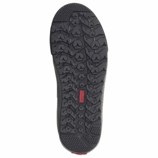 Zwarte zool van een Vans sneaker met een diep profiel en een rood Vans merklogo in het midden.