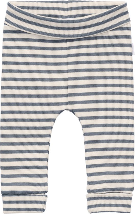 Geribbelde broek in wit en grijs gestreept patroon met omgeslagen tailleband, zijaanzicht met merklabel Noppies.