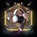 Grijze Beyerdynamic MMX 150 headset met oranje accenten, gehouden door een hand, in een futuristische gamewereld.
