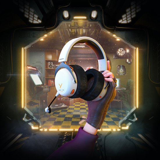 Grijze Beyerdynamic MMX 150 headset met oranje accenten, gehouden door een hand, in een futuristische gamewereld.
