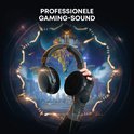 Zwarte gaming headset, vastgehouden door een hand met handschoen, tegen een fantasievolle achtergrond.