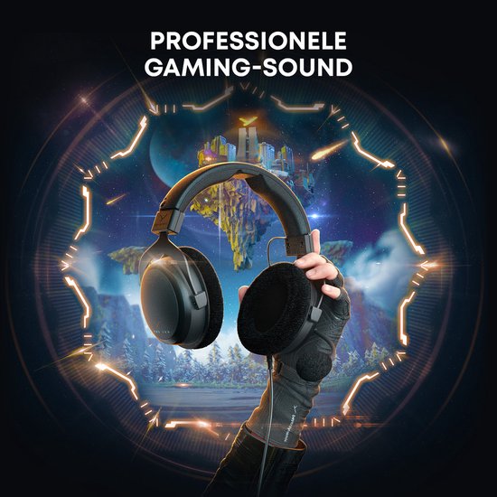 Zwarte gaming headset, vastgehouden door een hand met handschoen, tegen een fantasievolle achtergrond.
