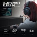 Vrouw met rode haren speelt op een console met de beyerdynamic MMX 300 PRO headset op. Iconen tonen compatibiliteit.