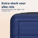 Donkerblauwe koffer met ribbelstructuur en tekst 'Extra sterk voor elke reis'.