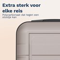 Detail van de textuur van een lichtbruine polycarbonaat koffer.