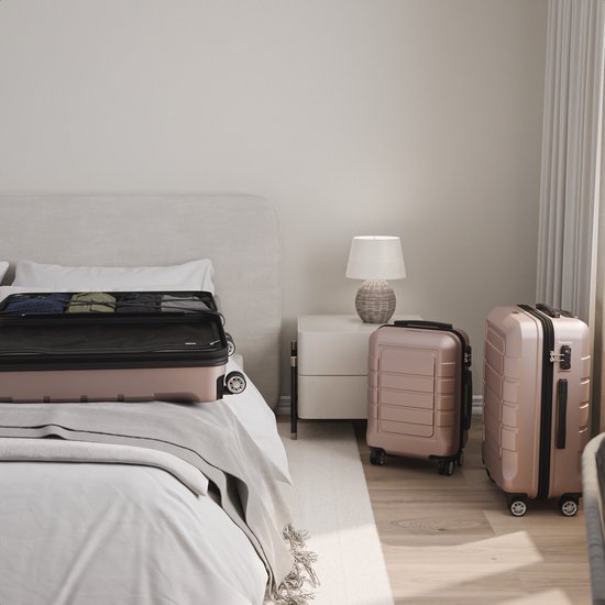 Twee rosegouden koffers in een slaapkamer, één open met kleding erin.