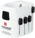 Wit SKROSS reisadapter met vier uitklapbare pinnen en een zwarte knop. "DESIGNED IN SWITZERLAND" staat erop.