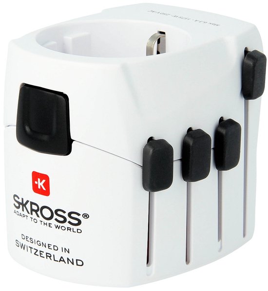 Wit SKROSS reisadapter met vier uitklapbare pinnen en een zwarte knop. "DESIGNED IN SWITZERLAND" staat erop.