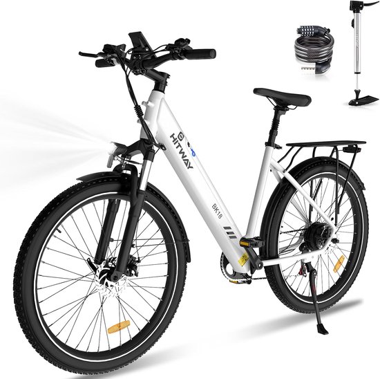 Witte Hitway BK18 e-bike met koplamp aan, inclusief fietsslot en pomp als extra accessoires.