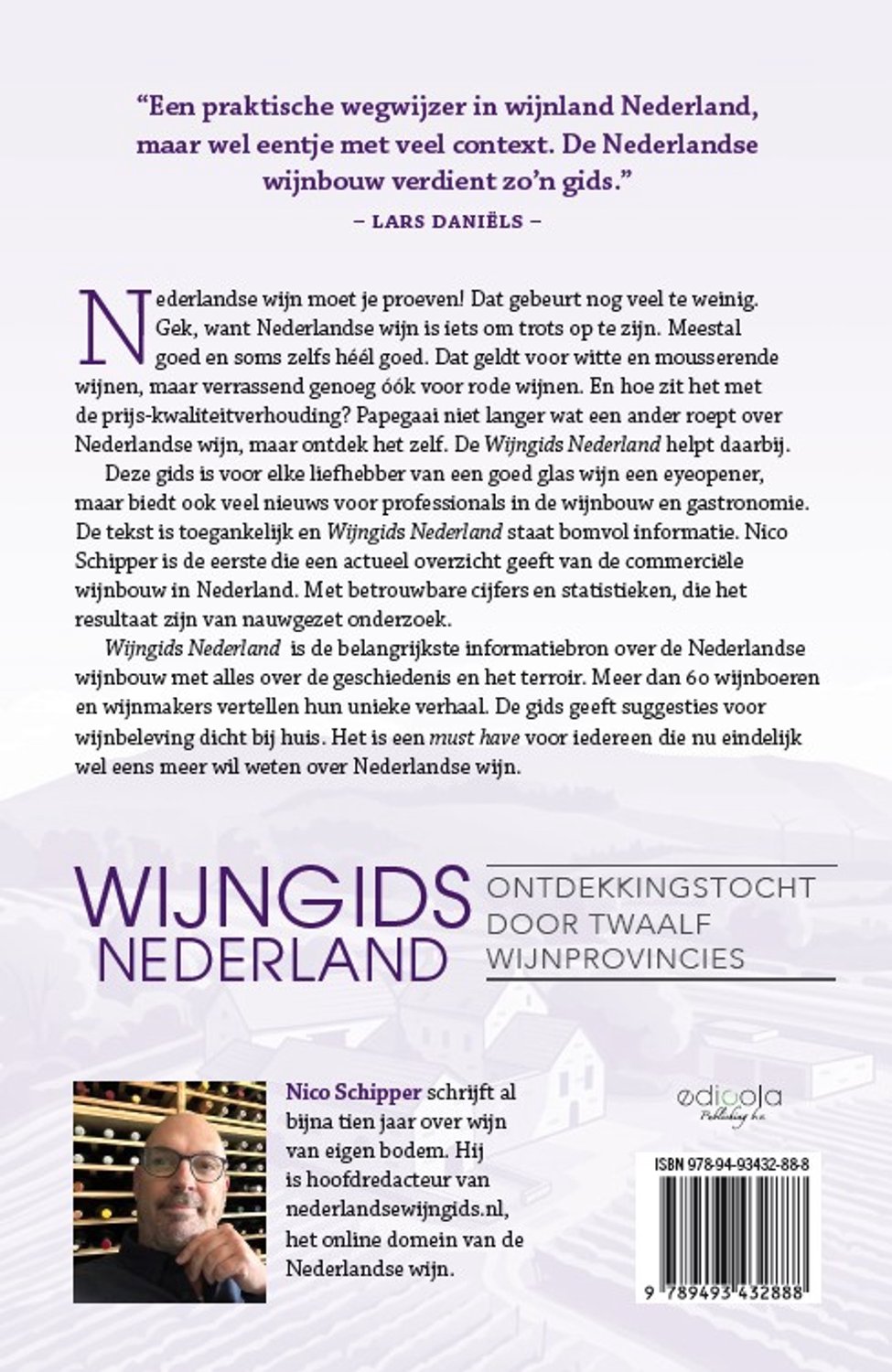 Achterflap van Wijngids Nederland met tekst, een foto van auteur Nico Schipper voor een wijnrek en een streepjescode.