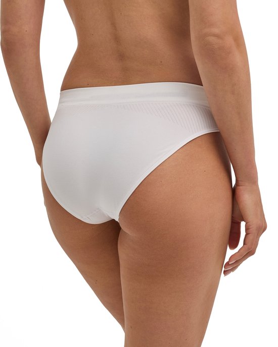 Witte FALKE sportslip voor dames, achterkant met geribbelde tailleband en naadloze afwerking.
