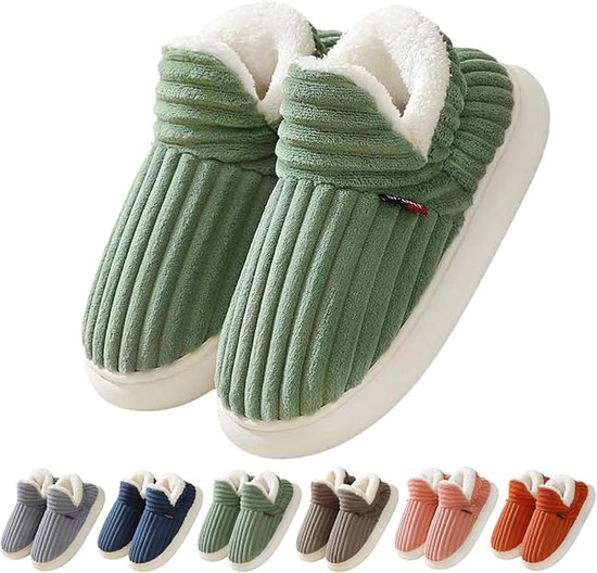 Geribbelde pantoffels met witte fleecevoering, verkrijgbaar in diverse kleuren met 'SPORT' label.