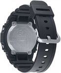Achterkant van een zwarte Casio G-Shock met zilverkleurig metalen deksel en G-Shock logo.