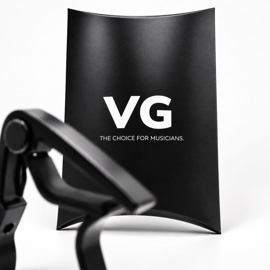 Zwarte gitaarcapo voorop, met een zwarte verpakking op de achtergrond voorzien van 'VG' logo.