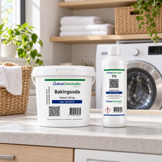 OnlineChemicaliën 1,25 kg Baking Soda emmer en 1 liter fles 3% Waterstofperoxide op een aanrecht in de wasruimte.