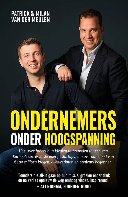 Twee glimlachende broers in nette kleding op de cover van het boek Ondernemers onder hoogspanning.