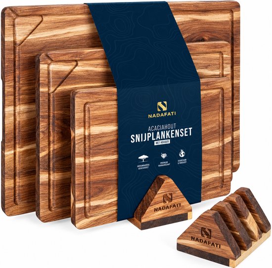 Set van drie acaciahouten snijplanken met sapgeul en houten standaard, verpakt met Nadafati merklabel.