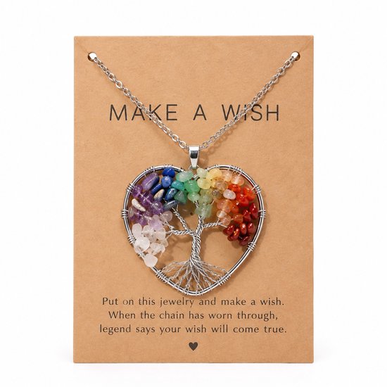 Hartvormige levensboomhanger met regenboogstenen aan een zilverkleurige ketting op een kaart met wens-tekst.