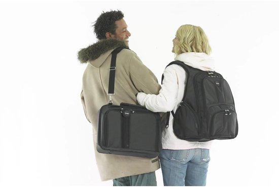 Man en vrouw lachen, elk dragend een zwarte Kensington tas, een laptoptas over de schouder en een rugzak.