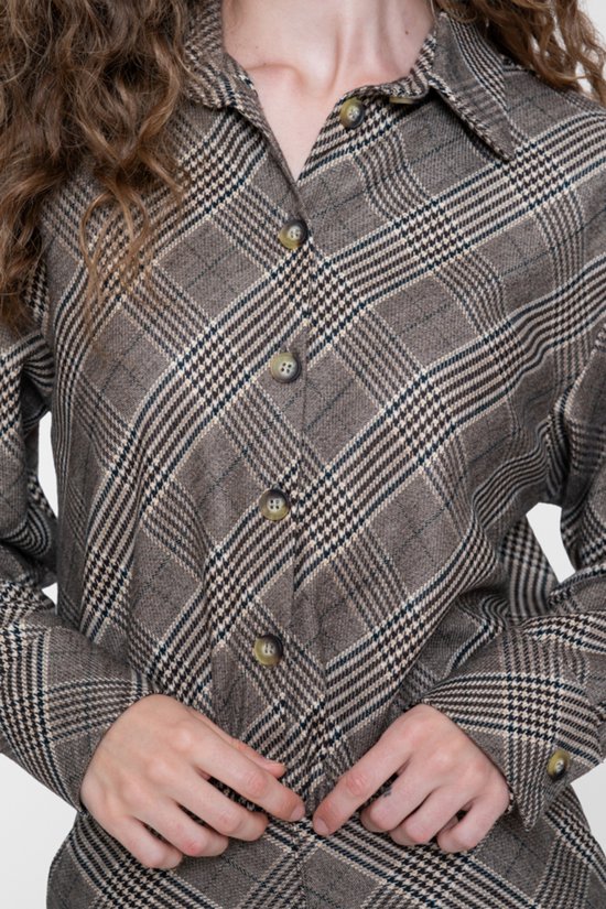 Details van bruine jas met ruitpatroon, knoopsluiting en manchetten.