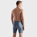 Achterkant van een man met een blauw-wit gestreepte Ceceba boxershort.