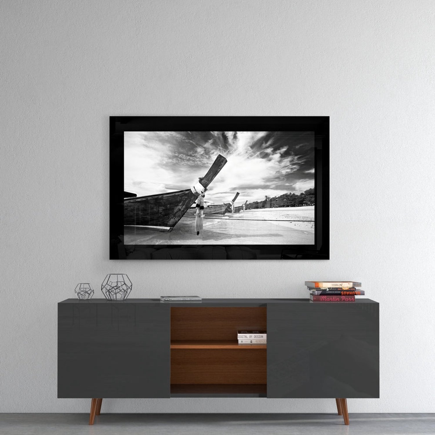 Glasschilderij – Zwart-Witte Longtailboot op het Strand – Eigentijdse Wanddecoratie